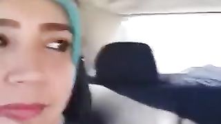 sexe arab - قبلات في السيارة