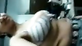 دكتور ييقلع ملابس بنت عربية ويصورها في العيادة - سكس عربي